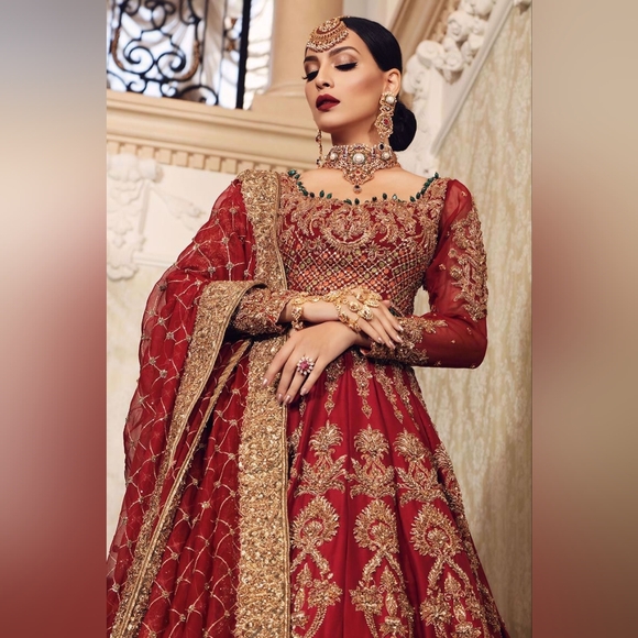 Uroos E Khaas By Aisha Imran -Red and Gold Bridal Lehenga- Pakistani & Indian - Picture 3 of 11